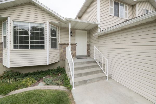 White Vinyl Siding Replacement in Sioux City